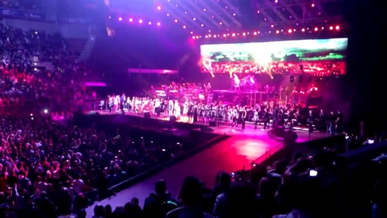 Настръхваме! 70 000 пеят химна на България! Уникално!