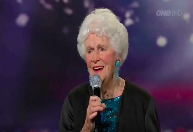 Тя е на 91 години, но когато започва да пее, ШОКИРА всички! Журито не вярва! (ВИДЕО)