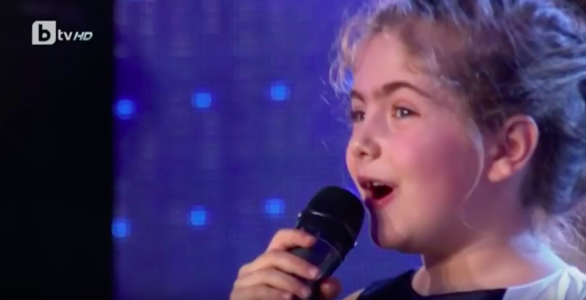 Шестгодишната Елица ОЧАРОВА цяла България! Вижте как пее това момиче! (ВИДЕО)