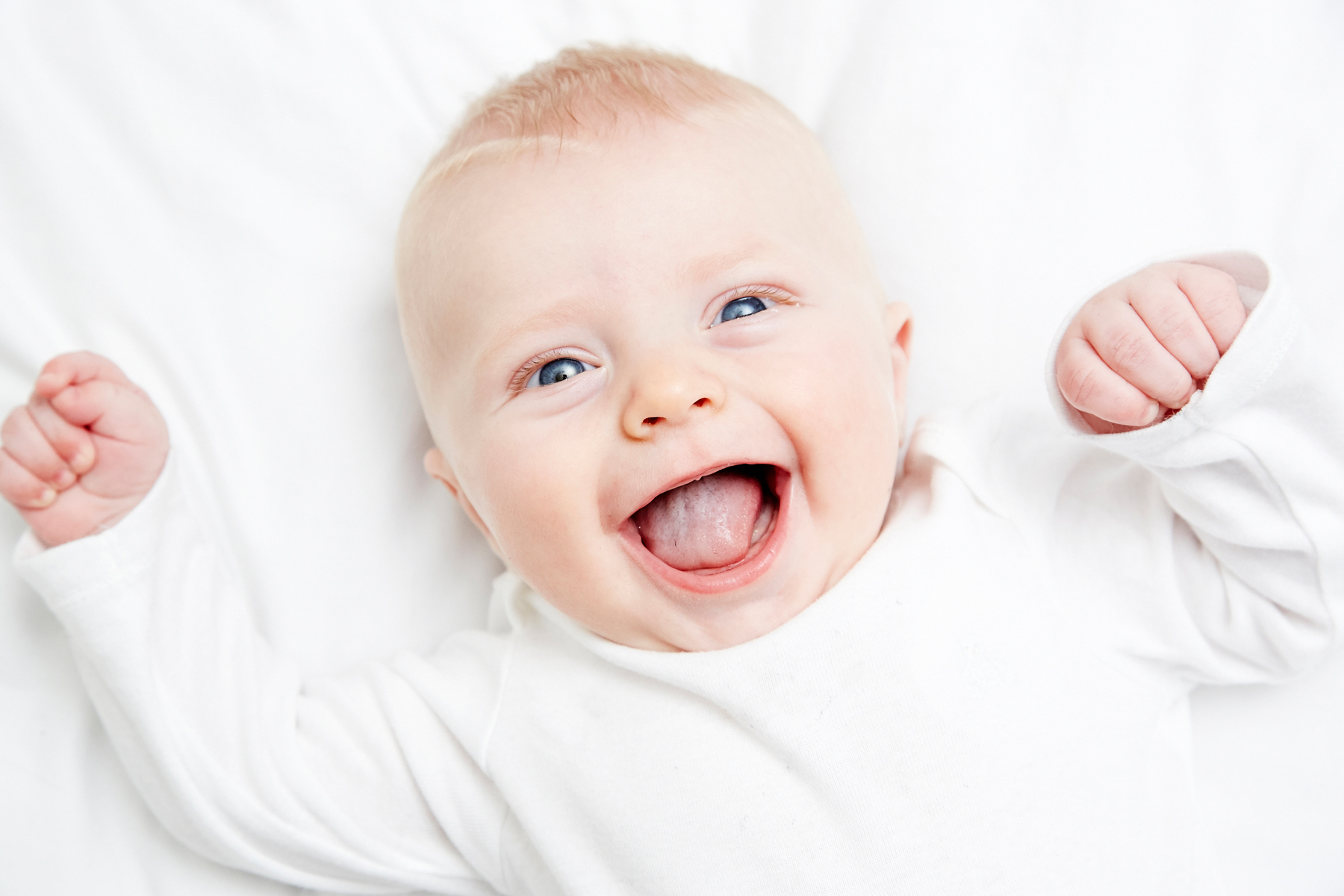 За всички БАЩИ! Вижте реакцията на бебетата, когато татковците им се прибират вкъщи (ВИДЕО)
