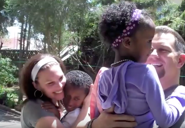 Тази двойка осиновява две малки дечица от Африка. Вижте вълнуващия момент, когато се виждат за първи път! (ВИДЕО)