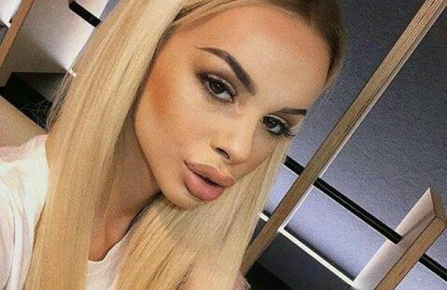 Голям срам! Сузанита отново се кълчи полугола по заведенията (СНИМКИ)