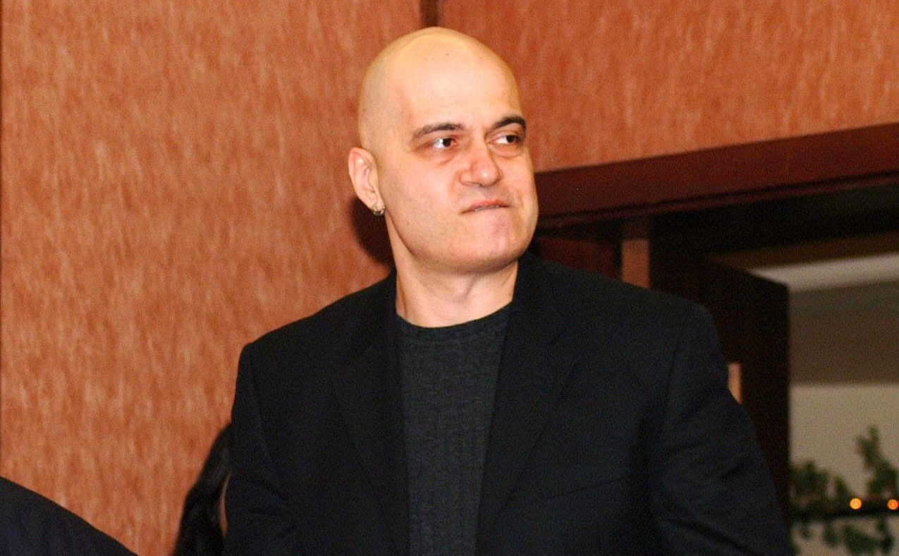 Слави Трифонов направи политиците на пух и прах