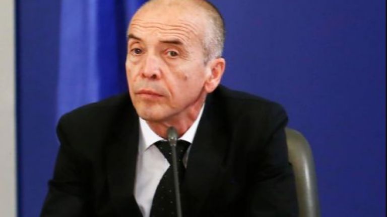 Доц. Мангъров изяде шамар в центъра на София