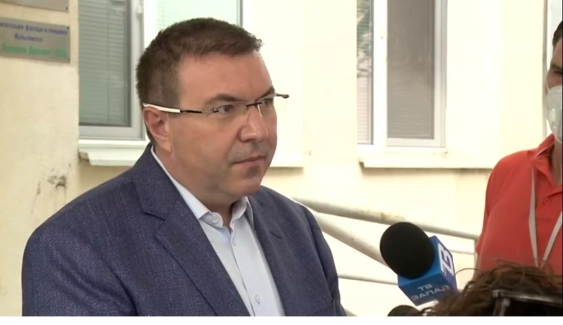 Министър Ангелов се оплака: Хората не спазват мерките