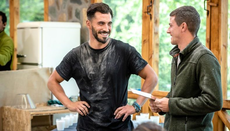 Пилотът Петър спретна еротично шоу на дамите във „Фермата“ (СНИМКИ)