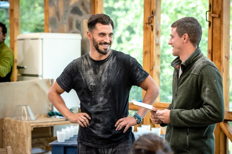 Пилотът Петър спретна еротично шоу на дамите във „Фермата“ (СНИМКИ)