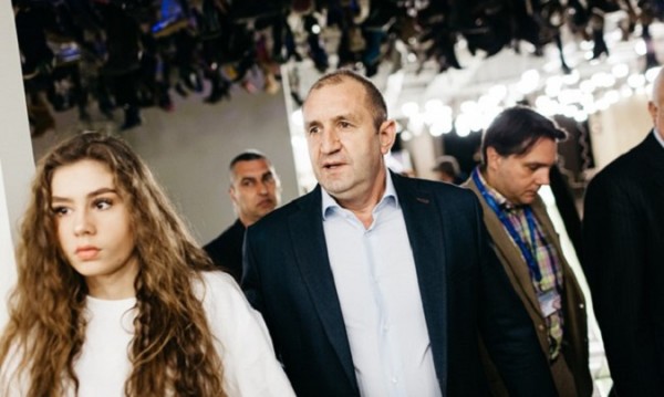 Дъщерята на Радев шашна всички с нова визия (СНИМКИ)