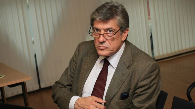 Доц. Гълъбов: Румен Радев цели да овладее цялата държава