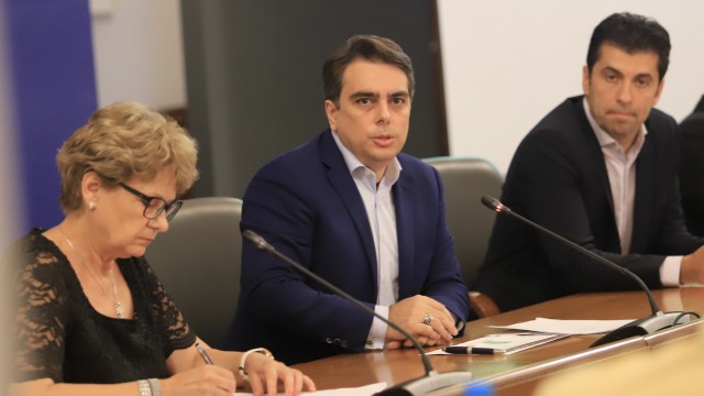 Разкритие: Предишното правителство раздало 8 млрд. без обществени поръчки