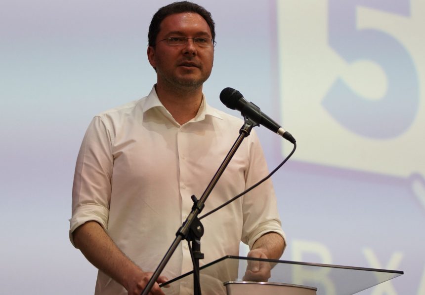 Даниел Митов се подигра на Кабинета заради завода за електромобили
