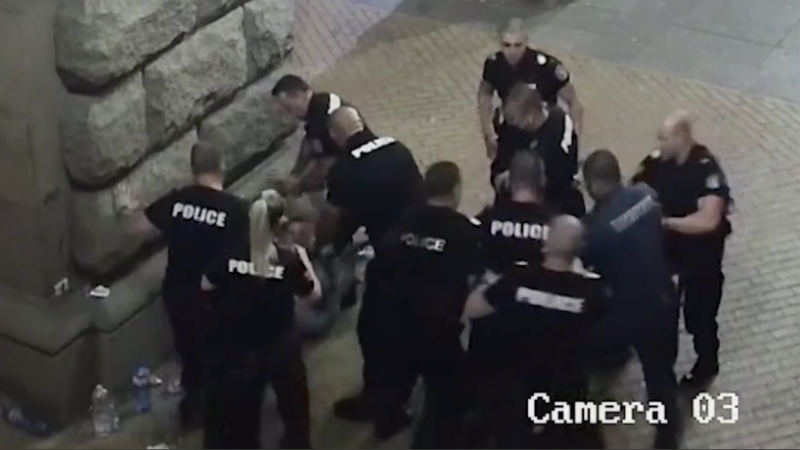 Разкриха коя е младата руса полицайка, малтретирала протестиращи