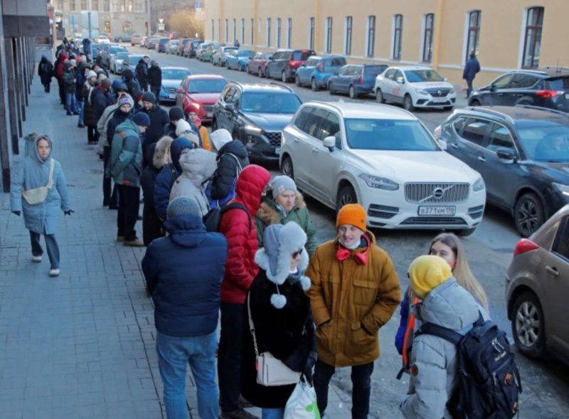 Санкциите заработиха – руснаците тичат „от банкомат на банкомат“