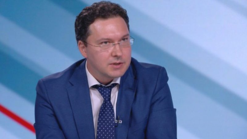 Даниел Митов изригна към Рашков: Имаме си работа с първак комунисти