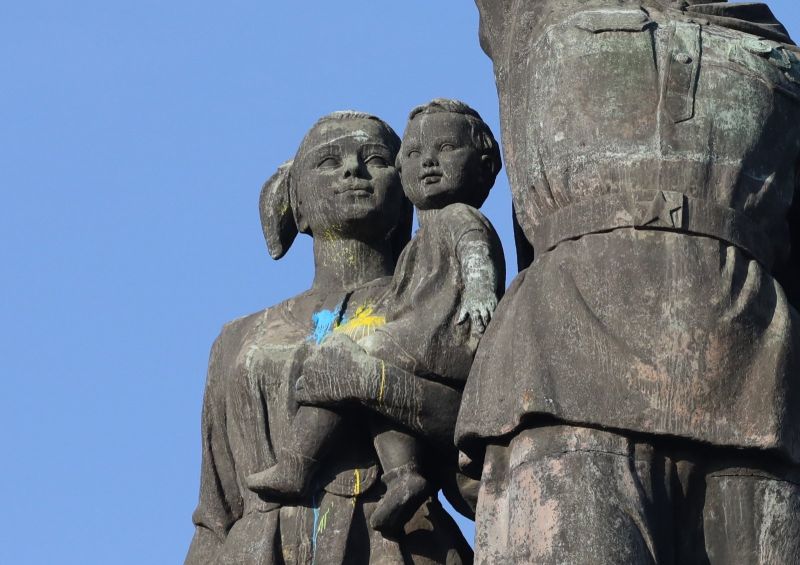 Отново оцветиха паметника на съветската армия, този път с дрон