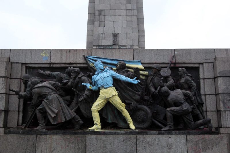 ДБ иска Фандъкова бързо да махне Паметника на съветската армия