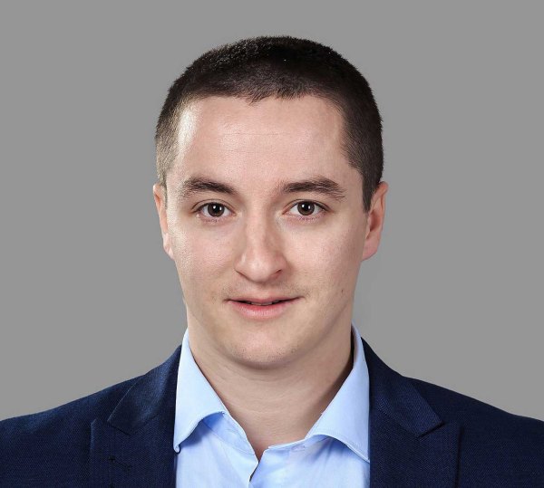 Трябва да си кръгъл идиот, за да приемеш, че Русия е величина на фона на Запада