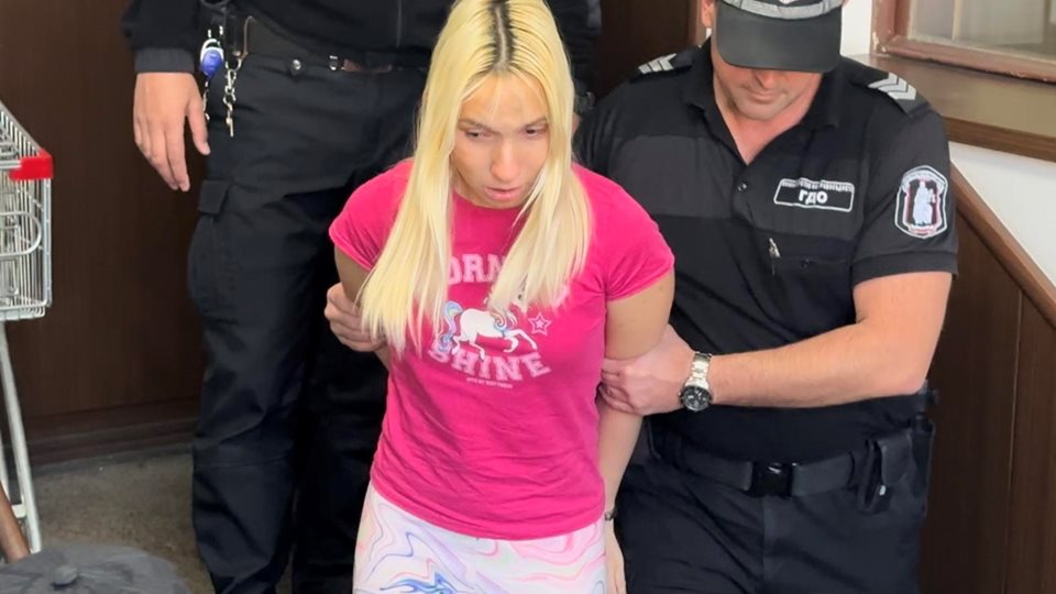 Емили откачи в ареста – блъска си главата в стената, яде си ръцете