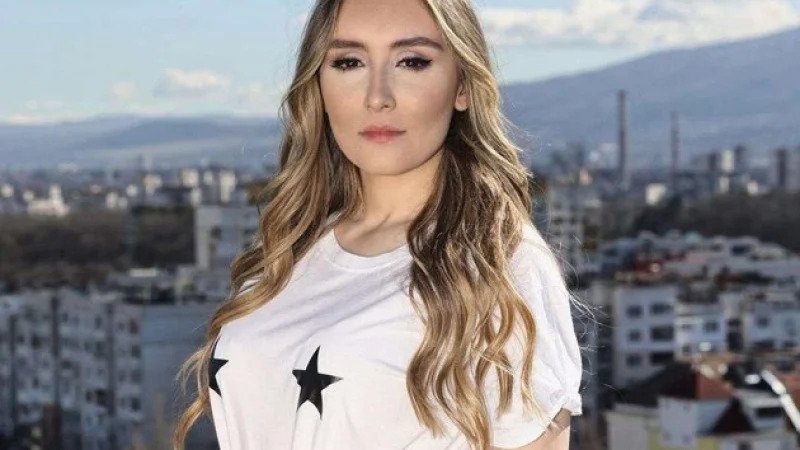 СНИМКИ: Това ли е тайният годеник на Дара Екимова?
