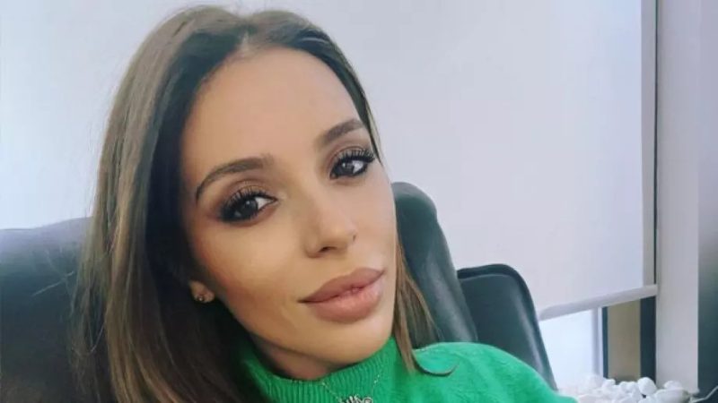 Мика Стоичкова показа гаджето на плажа (СНИМКА)