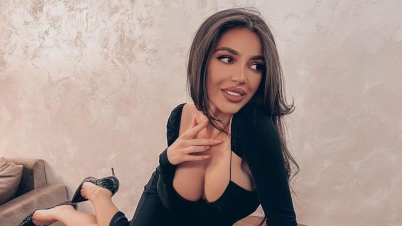 Това ли е жената с най-сочни форми в България? (СНИМКИ)
