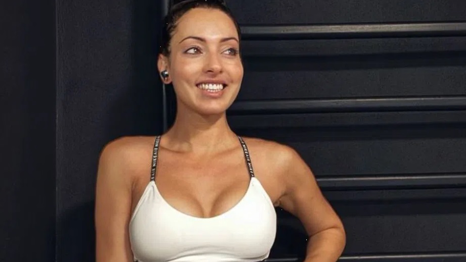 Ивет Лалова смая с огромен бюст